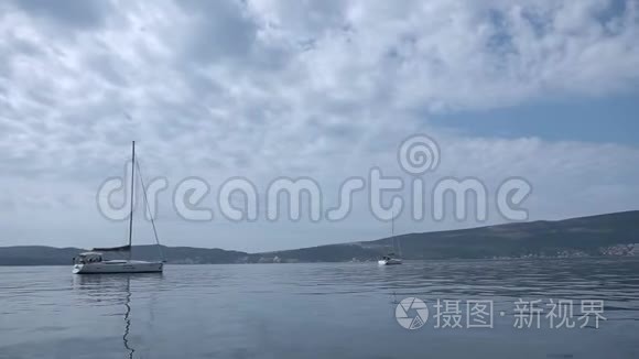 两艘游艇在亚得里亚海漂浮