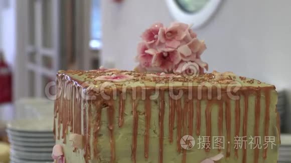 蛋糕和其他糕点放在甜点桌上视频