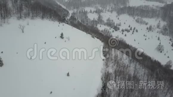 雪山之间空山路的鸟瞰图视频