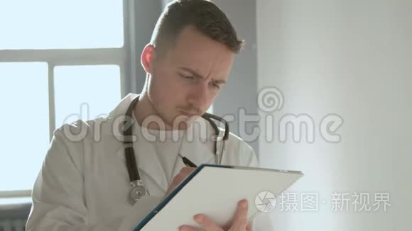 医生在医院的剪贴板上写字视频