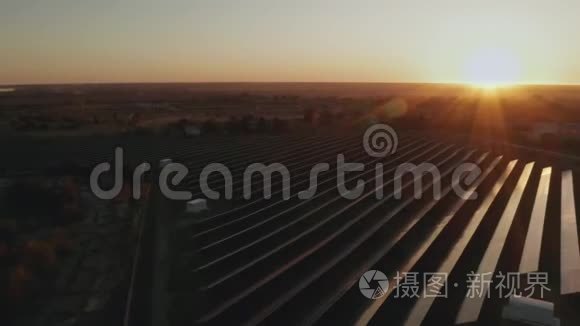 太阳能电池板的空中景观农场太阳能电池与阳光。