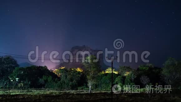 斯里兰卡锡吉里亚要塞上空的夜空消失