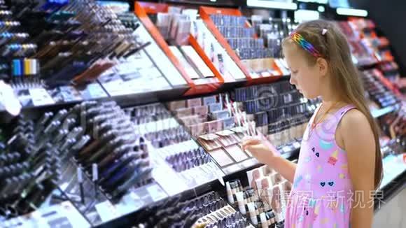 化妆品店，漂亮的女孩，孩子，仔细考虑化妆品，在美容店。 时尚小女孩