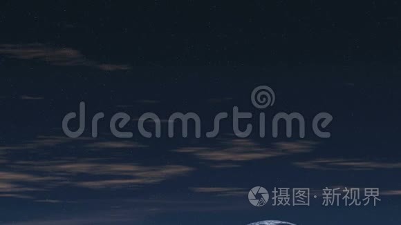 月亮越过外星城