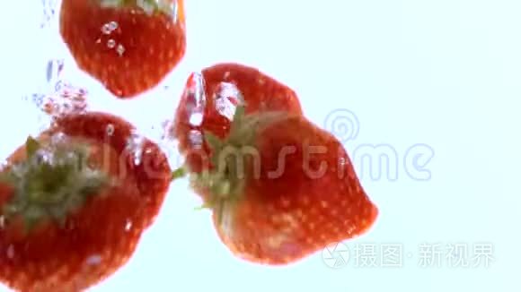 美丽的慢动作红草莓掉进水里视频