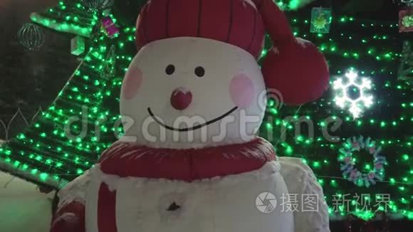 圣诞树背景上有趣的雪人，夜晚时间，特写..