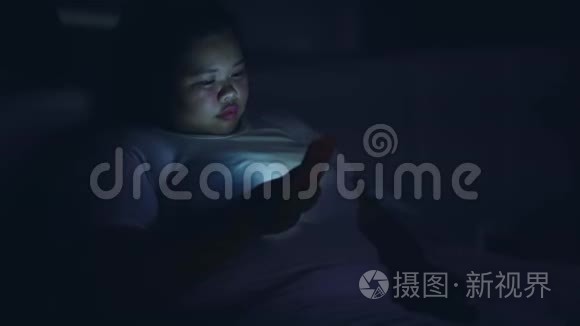 超重妇女睡觉前使用手机视频