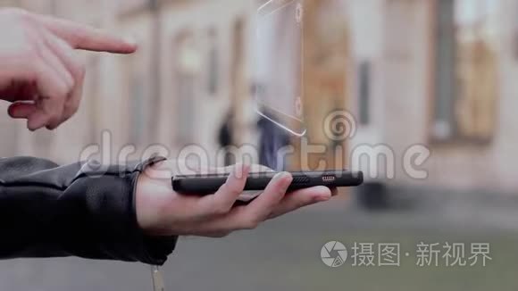 男性手展示智能手机概念HUD全息图停止欺诈