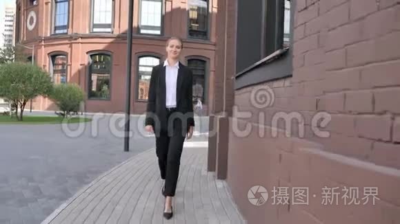 微笑的女商人在办公楼附近散步视频