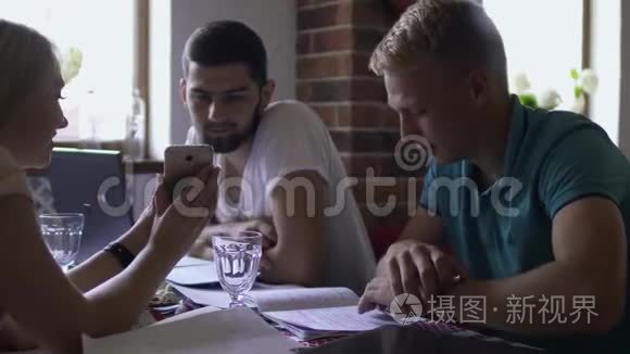 四名学生在咖啡馆准备大学考试视频