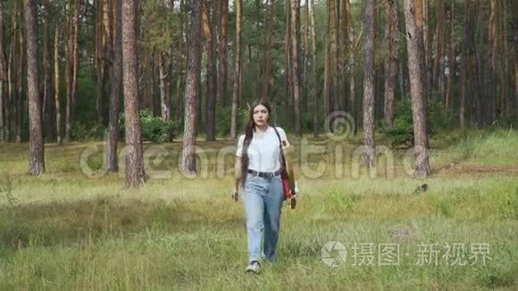 在森林里散步的女弓箭手视频