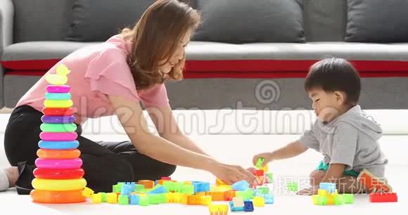 亚洲男孩和他妈妈玩砖块视频