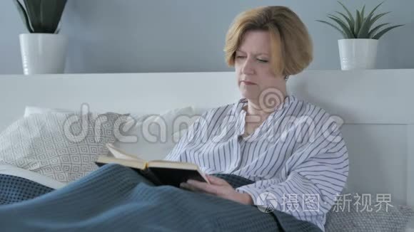 高龄老人在床上看书视频