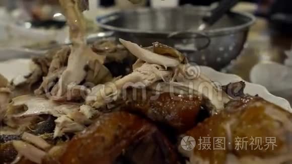 在台湾的餐厅做传统鸡肉料理视频