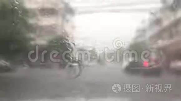 挡风玻璃前的大雨水滴视频