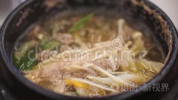 韩式炉子热牛肉汤视频