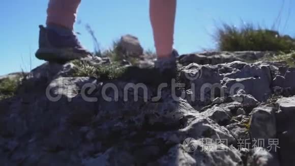 双腿紧贴登山者登山步道视频