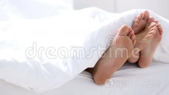 双脚在被子下面踢脚视频