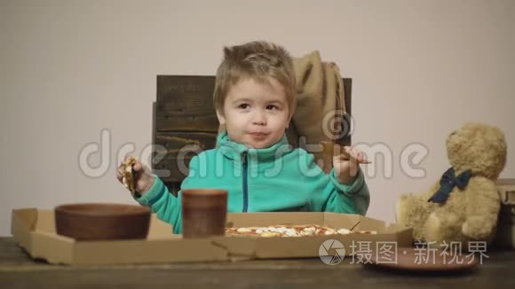 背景。 美味的披萨。 小男孩在吃披萨。 饿孩子吃披萨。 营养概念