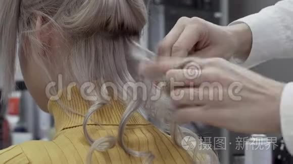 女性美容师的双手制作体积曲线视频