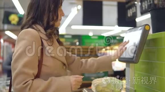 在超市蔬菜区称量梨的女人视频