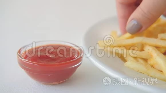 垃圾食品法式薯条番茄酱手蘸酱视频