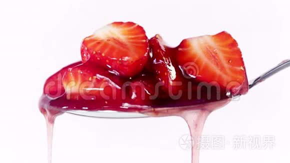 草莓甜点糖浆倒入勺子视频