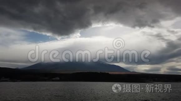 多云天空的富士山和平景色视频