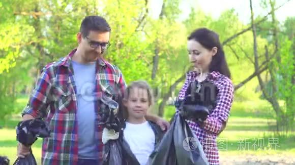 一位年轻的女志愿者少年和一个手里拿着垃圾的塑料袋的年轻人的画像