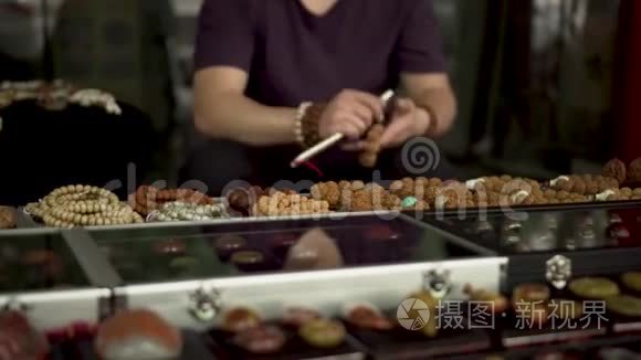 亚洲跳蚤市场制作中国传统手镯视频