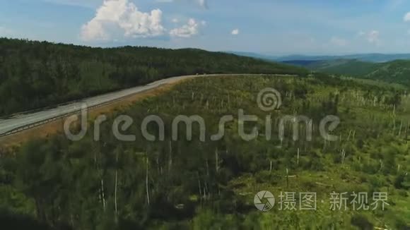 4K无人驾驶飞机射击-飞越一条道路/发现一条道路在一个美丽的森林-与汽车移动