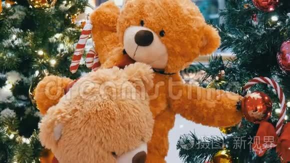 泰迪熊作为购物中心的圣诞装饰视频