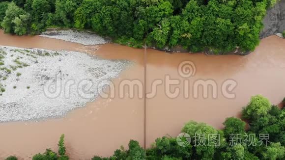 飞越悬索桥和山河视频