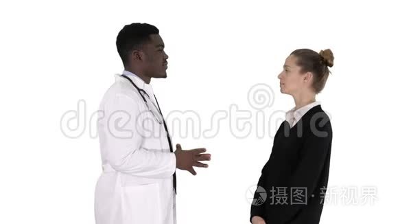 男性非洲医生在白色背景下与女性患者交谈。