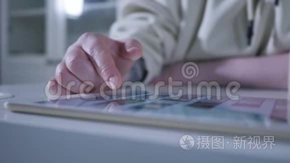 手触摸平板电脑表面触摸屏.