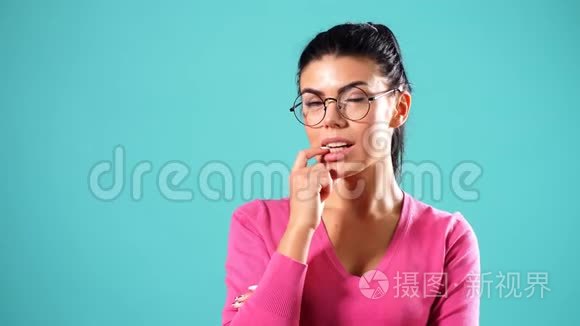 幸福的女人的肖像显示签名意味着认可