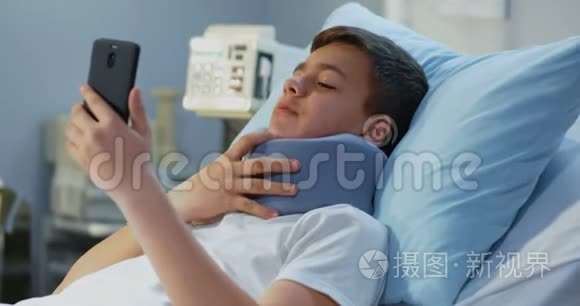 在医院使用手机的青少年患者
