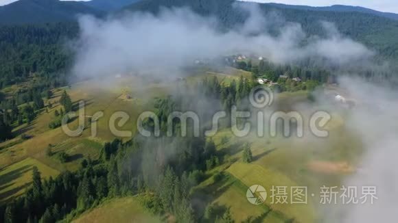 早晨的山村被云层覆盖，空中全景