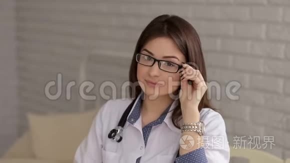 一位年轻成功的女医生戴眼镜的肖像。