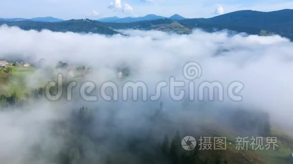 早晨的山村被云层覆盖，空中全景