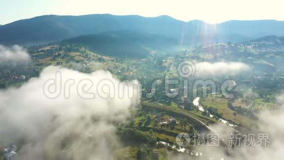 早晨的山村被云层覆盖，空中全景