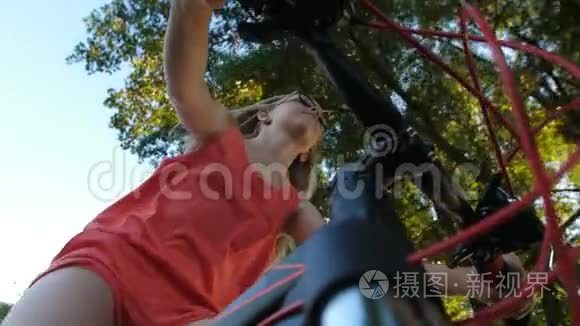 夏季少女骑自行车的低角度视频
