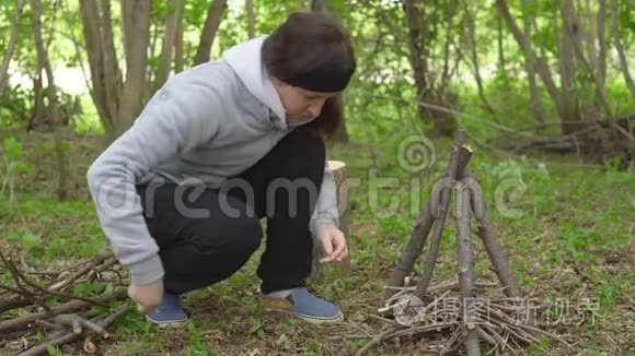 布鲁内特女士正在森林里生火视频