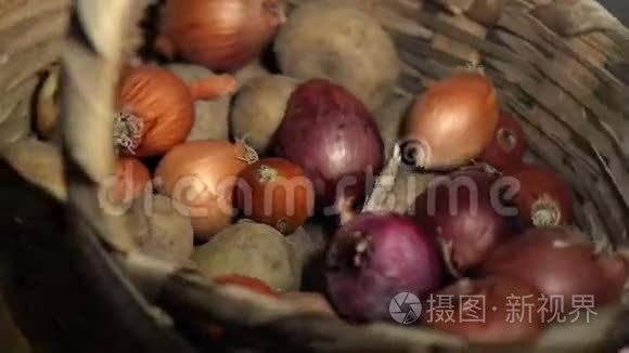洋葱和土豆在柳条篮子里旋转视频