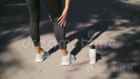 健身妇女在训练前伸展肌肉，准备在夏季公园慢跑。 健康的生活方式和运动