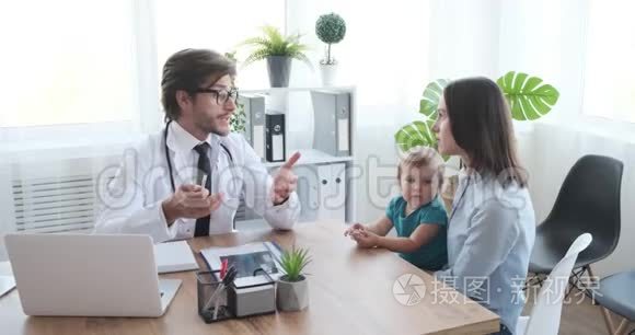 医生在诊所解释母亲和女婴视频