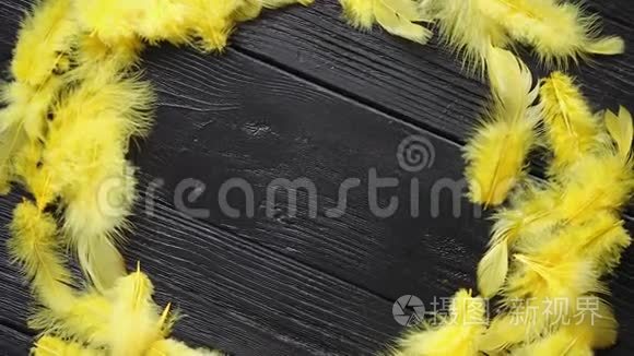 黑色木桌背景上五颜六色的复活节羽毛花环