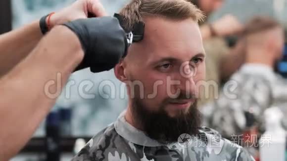 男性理发过程中使用电动剃须刀视频