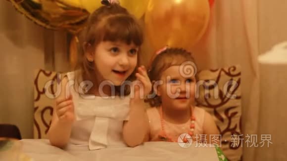 小可爱的女孩在派对上吃生日甜点。 有趣快乐的孩子。 儿童假期`概念.. 3年。