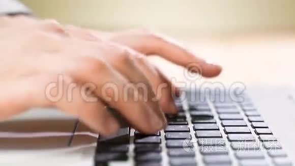 女性手在笔记本电脑键盘上打字，技术在生活中。